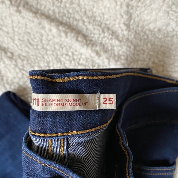 LEVI’S DARK WASH SHAPING SKINNY JEAN - Picture 2 of 3